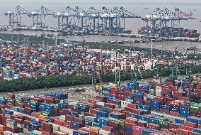 China Import And Export Growth in The First Four Months of 2025