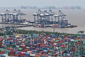 China Import And Export Growth in The First Four Months of 2025