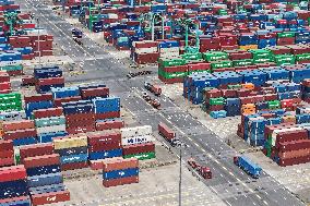 China Import And Export Growth in The First Four Months of 2025
