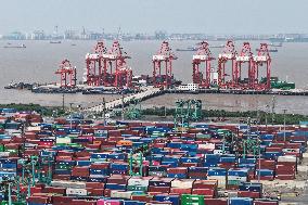 China Import And Export Growth in The First Four Months of 2025