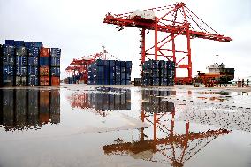 China Import And Export Growth in The First Four Months of 2025