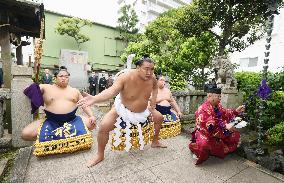 Sumo: Hoshoryu performs ring-entering ritual
