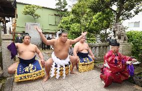 Sumo: Hoshoryu performs ring-entering ritual