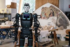 RoBee First Cognitive Humanoid For Restoration Unveiled - Milan