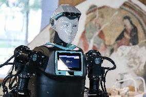 RoBee First Cognitive Humanoid For Restoration Unveiled - Milan