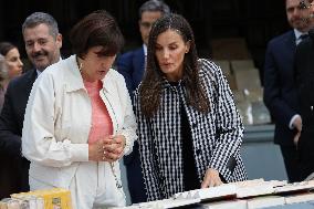 Queen Letizia Visits Cuesta de Moyano Book Fair - Madrid