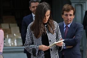 Queen Letizia Visits Cuesta de Moyano Book Fair - Madrid