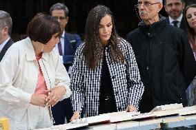 Queen Letizia Visits Cuesta de Moyano Book Fair - Madrid
