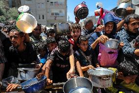 Palestinians Face Food Crisis Amid Shortages - Gaza