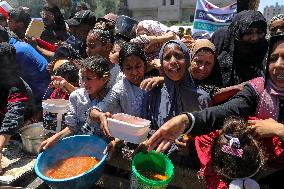 Palestinians Face Food Crisis Amid Shortages - Gaza