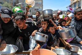 Palestinians Face Food Crisis Amid Shortages - Gaza