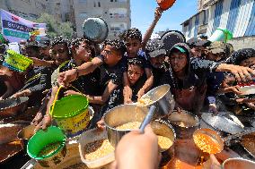 Palestinians Face Food Crisis Amid Shortages - Gaza