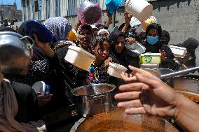 Palestinians Face Food Crisis Amid Shortages - Gaza