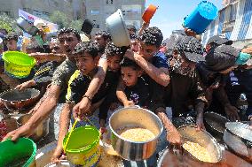 Palestinians Face Food Crisis Amid Shortages - Gaza