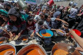 Palestinians Face Food Crisis Amid Shortages - Gaza