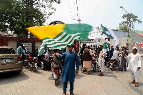 Rawalpindi Rally Backs Pakistan Military - Pakistan