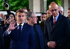 Le président français Emmanuel Macron, le Premier ministre britannique Keir Starmer et le chancelier allemand Friedrich Merz arr