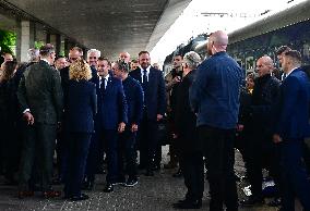 Le président français Emmanuel Macron, le Premier ministre britannique Keir Starmer et le chancelier allemand Friedrich Merz arr