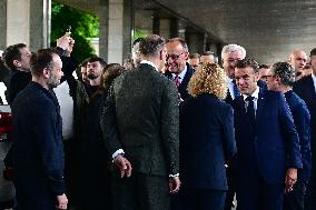 Le président français Emmanuel Macron, le Premier ministre britannique Keir Starmer et le chancelier allemand Friedrich Merz arr