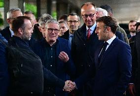 Le président français Emmanuel Macron, le Premier ministre britannique Keir Starmer et le chancelier allemand Friedrich Merz arr