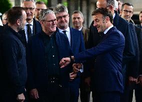 Le président français Emmanuel Macron, le Premier ministre britannique Keir Starmer et le chancelier allemand Friedrich Merz arr