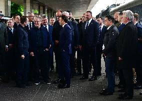Le président français Emmanuel Macron, le Premier ministre britannique Keir Starmer et le chancelier allemand Friedrich Merz arr