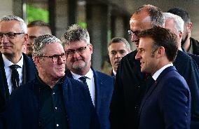 Le président français Emmanuel Macron, le Premier ministre britannique Keir Starmer et le chancelier allemand Friedrich Merz arr