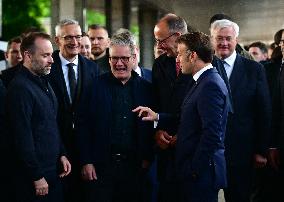 Le président français Emmanuel Macron, le Premier ministre britannique Keir Starmer et le chancelier allemand Friedrich Merz arr
