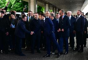 Le président français Emmanuel Macron, le Premier ministre britannique Keir Starmer et le chancelier allemand Friedrich Merz arr