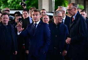 Le président français Emmanuel Macron, le Premier ministre britannique Keir Starmer et le chancelier allemand Friedrich Merz arr