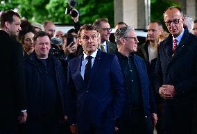 Le président français Emmanuel Macron, le Premier ministre britannique Keir Starmer et le chancelier allemand Friedrich Merz arr