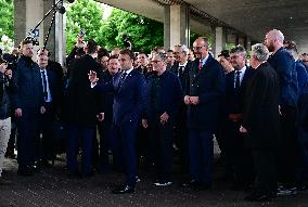 Le président français Emmanuel Macron, le Premier ministre britannique Keir Starmer et le chancelier allemand Friedrich Merz arr