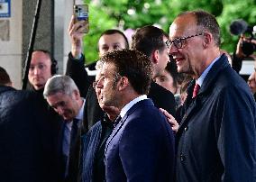 Le président français Emmanuel Macron, le Premier ministre britannique Keir Starmer et le chancelier allemand Friedrich Merz arr