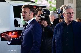 Le président français Emmanuel Macron, le Premier ministre britannique Keir Starmer et le chancelier allemand Friedrich Merz arr