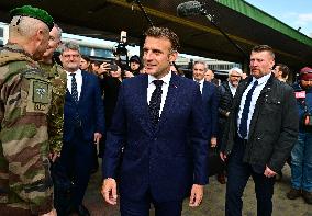 Le président français Emmanuel Macron, le Premier ministre britannique Keir Starmer et le chancelier allemand Friedrich Merz arr