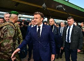 Le président français Emmanuel Macron, le Premier ministre britannique Keir Starmer et le chancelier allemand Friedrich Merz arr