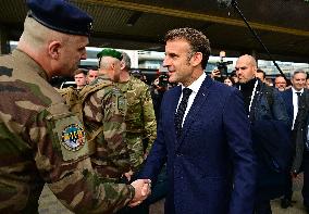 Le président français Emmanuel Macron, le Premier ministre britannique Keir Starmer et le chancelier allemand Friedrich Merz arr