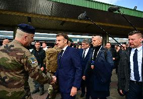 Le président français Emmanuel Macron, le Premier ministre britannique Keir Starmer et le chancelier allemand Friedrich Merz arr