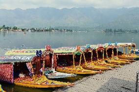 Srinagar Blasts Trigger Civilian Exodus - India