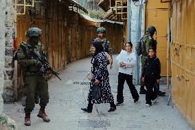 Israeli Forces Guard Settler Movement