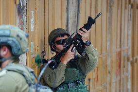 Israeli Forces Guard Settler Movement