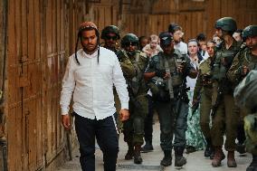 Israeli Forces Guard Settler Movement