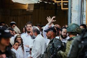 Israeli Forces Guard Settler Movement
