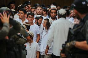 Israeli Forces Guard Settler Movement