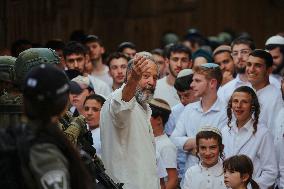 Israeli Forces Guard Settler Movement