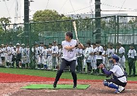Matsui teaches baseball to children