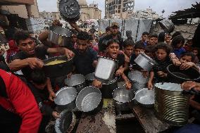 Palestinians Receive Free Food - Gaza