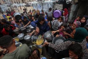 Palestinians Receive Free Food - Gaza