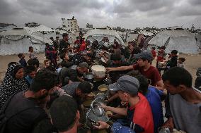 Palestinians Receive Free Food - Gaza
