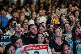Israelis Rally for Captives' Release - Tel Aviv